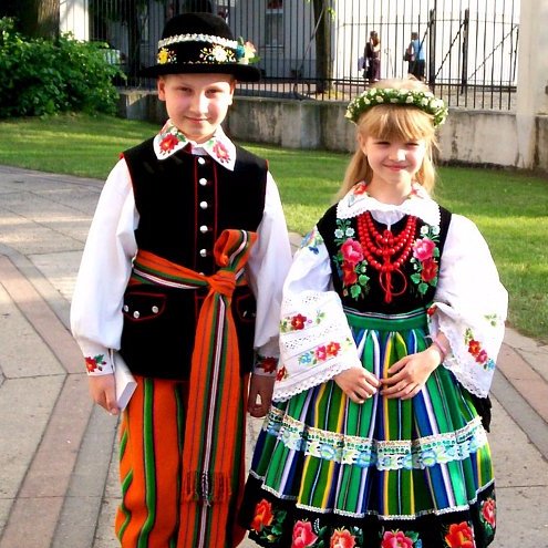 民族衣装 民族舞踊bot 東欧メイン ロシアの伝統衣装 ルパシカ ブラウス にサラファン ジャンパースカート を重ね 女性は魔性とされた髪を隠すための装飾としてココーシュニクという冠を戴きました T Co Bsv5xhgcqx T Co Scggvlfsax