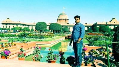 यहाँ किसी को कोई रास्ता नहीं देता
मुझे गिरा के अगर तुम संभल सको तो चलो