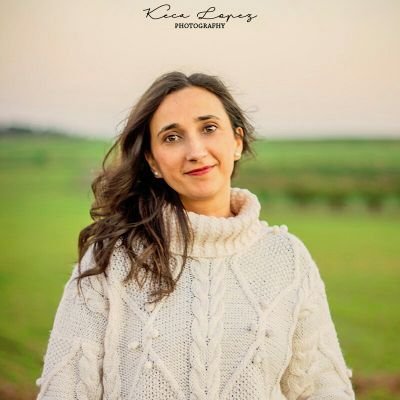 Profesora de secundaria desde el año 2001. Bailando con la Peña huertana Alegria Muleña desde 1985.