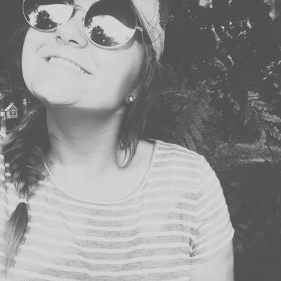 elizabethames18's profile picture. 