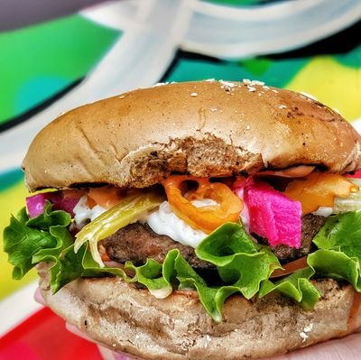 Retro burger joint located in Kensington, focusing on local ingredients & community! Serving up delicious Alberta Beef, Vegan, Halal or Gluten-Free burgers 🍔