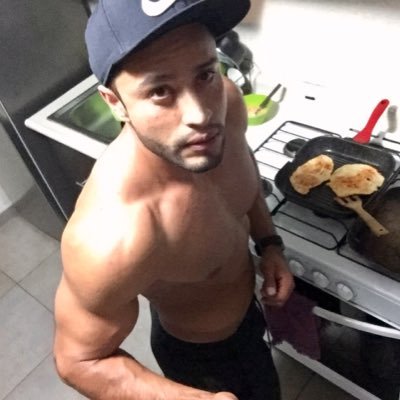 Administrador,carismatico y emprendedor,amo el gymnasio y la fiesta,un poco terco pero con exelente actitud en la vida , amo vivir mi vida !!!