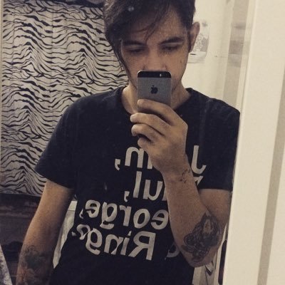 Criação pertencente ao meu nenê mais maravilhoso @vaullerr | Baterista da @colobosbanda | Batman em horas vagas | Assistente do Gupta | https://t.co/CeLJuFKaEw