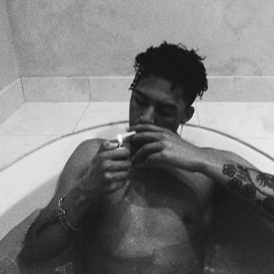 lewhiskyy's profile picture. 