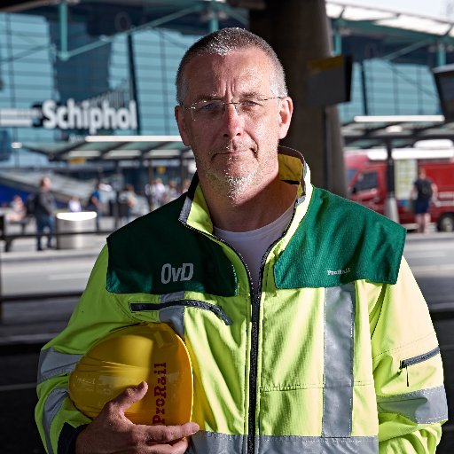 Officier van Dienst Rail bij @ProRail in de regio Randstad Noord. Met mijn team houden we het spoor veilig en lossen we incidenten op het spoor z.s.m op.