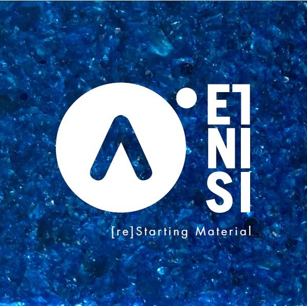EtNISI a mis au point un procédé innovant pour faire renaitre les matières usagées.
Nous produisons des matières composées à plus de 75 % de matériaux recyclés.