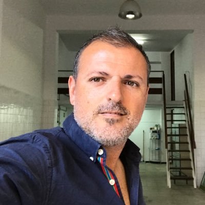 Radio 📻 y comunicación 2.0. Me gusta trabajar por las mañanas y dar patadas al balón por la tarde. Leticia y Adrián han cambiado mi vida.