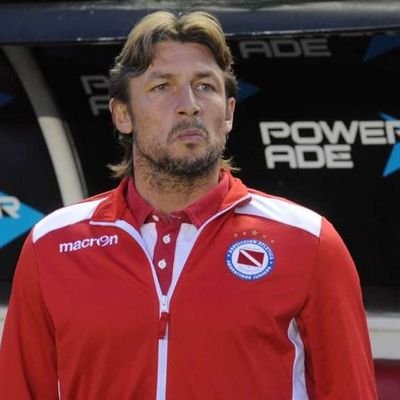 Exjugador de Newells, As Roma, Marsella, Real Madrid, Seleccion Argentina, etc. Defensor central y lateral izquierdo. Le pego con cualquiera de las 3