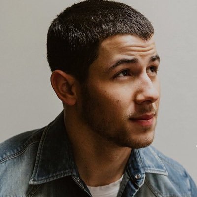 Informándote todo en relación con la carrera en solitario del compositor, cantante y actor Nick Jonas.