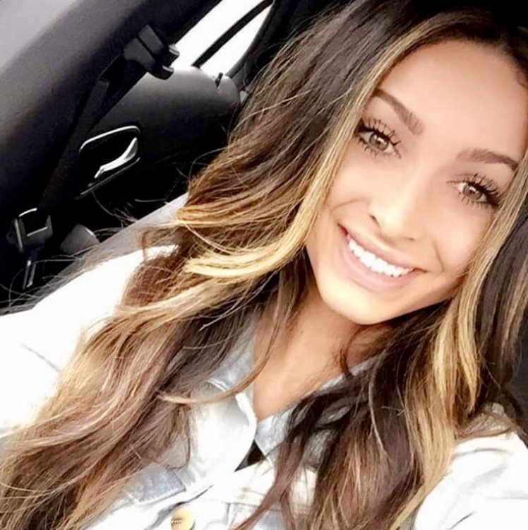 I was brought up as a Princess. I'm a USC grad. Both a cheerleader and dancer for over 15 years. Keep your head, heels, and standards high!
Kik: dazlynm