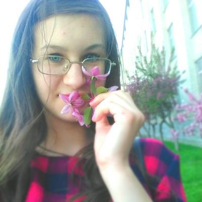 Hi guys! My name is Lera! I like make'up
and sing.