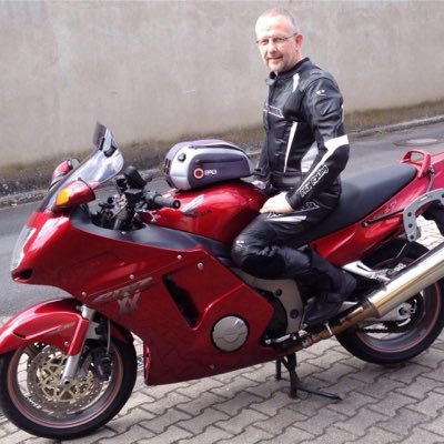 MBiker97's profile picture. Senior-Gründer, weil ich Bock darauf hatte! Passionierter Biker 🏍und Schrauber 🔧. Malt erotische Bilder und spricht manchmal in Bildern.
