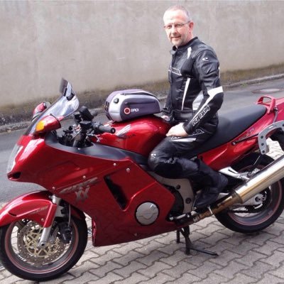 Senior-Gründer, weil ich Bock darauf hatte! Passionierter Biker 🏍und Schrauber 🔧. Malt erotische Bilder und spricht manchmal in Bildern.