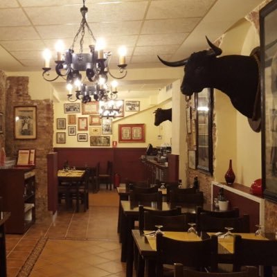 Restaurante especializado en tapas y paellas - peña taurina más antigua de Barcelona - salones privados y menús cerrados para grupos
