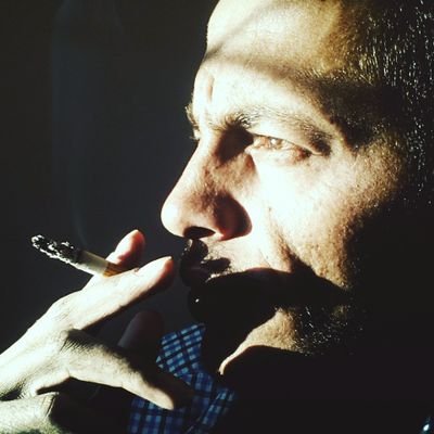 استخدم ابتسامتك لتغيير الحياة .. لكن لا تدع الحياة تغير ابتسامتك