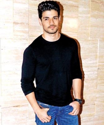 sooraj is my lifeline.. ❤❤❤
love him alottt... ❤❤❤
no one except him.. my bae... 😍😍😘❤