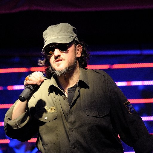 Sono un cantante/front man. Potete trovarmi on stage con: Fly Blue's Zucchero Tribute, Zuccheriamo Quartet, Duodipikke e I Baguindi's