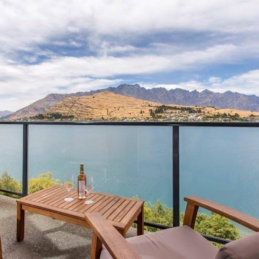 Open the door to 'Lakeside' Queenstown for the perfect holiday. Situated on the serene lakeside with fabulous uninterrupted lake and mountain views.