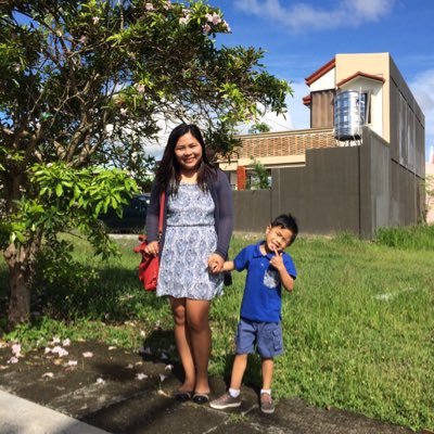Noob blogger. Fierce writer. Hands-on mother. Pathological status-updater.
