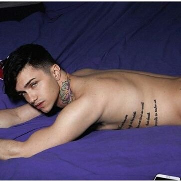 No soy el de la foto.. Me gusta la discreción y conocer gente nueva. Me gusta el sexo y el alcohol DM si quieres conocerme. Mi álter ego Jake Bass