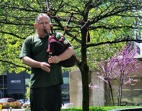 Multi-instrumentalist and vocals. Bagpipes, whistles, flute, Native American flutes, clarinet. Lectures on celtic history, music, culture, dance
