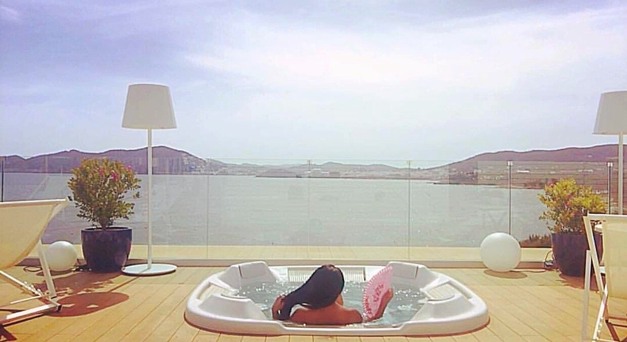 iamJustV's profile picture. “La vie est belle.” 💝✨👑✨