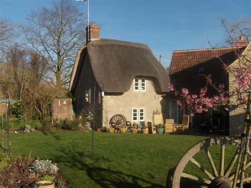 B&B in a thatched cottage 15mns from historic Lacock.