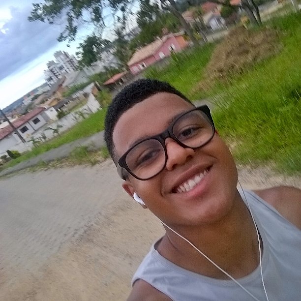 Eu sou karateca e músico, e eu gosto de praticar esporte(karatê), assistir series e filmes.🥋🤙🏾