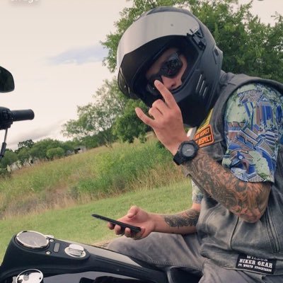 AlexxxMorris's profile picture. Why are you reading my bio on twitter?