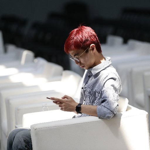 LuoSongred's profile picture. 如果没有人看着我，那该多快乐。