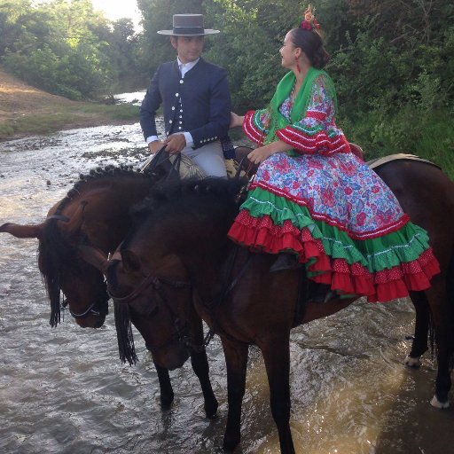 Amante de los caballos, del rocio y del flamenco desde el 2001. Enamorada del campo..  snachat: mariajose.rofer