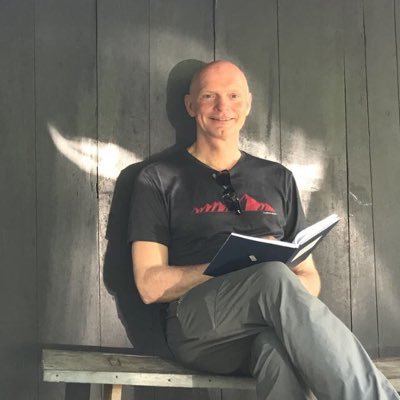 Senior in tekst en communicatie, nieuwsgierig als een junior. Luister, vraag, schrijf, verbind, breng mensen in beweging. Meer genieten, beter presteren.