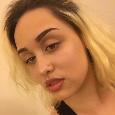 qveenisa's profile picture. 19⚡️• poet ✏️