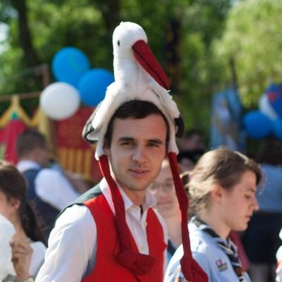 { \ Ingénieur logiciel }
Hacker vaillant, rien d'impossible.
Scout d'Europe.