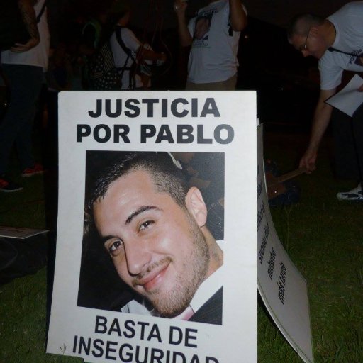 Asesinado el 25/03 para robarle la moto. El 911 y ambulancia nunca llegó.
No tenemos banderas, somos vecinos, amigos y familiares de Pablo.