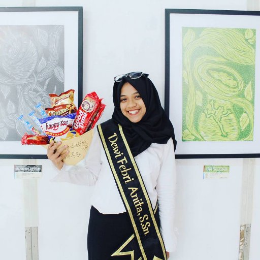 Announcer on 89,6FM Radio Karanganyar
Sebelas Maret University 
Fine Art