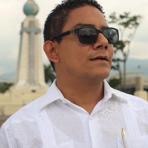 Abogado en ejercicio de la profesión, hombre libre y de buenas costumbres.