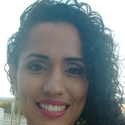 Sou católica, mãe, esposa, gestora do lar, administradora, designer, analista de crédito e eterna estudante. Amo livros, maquiagem, papelaria...