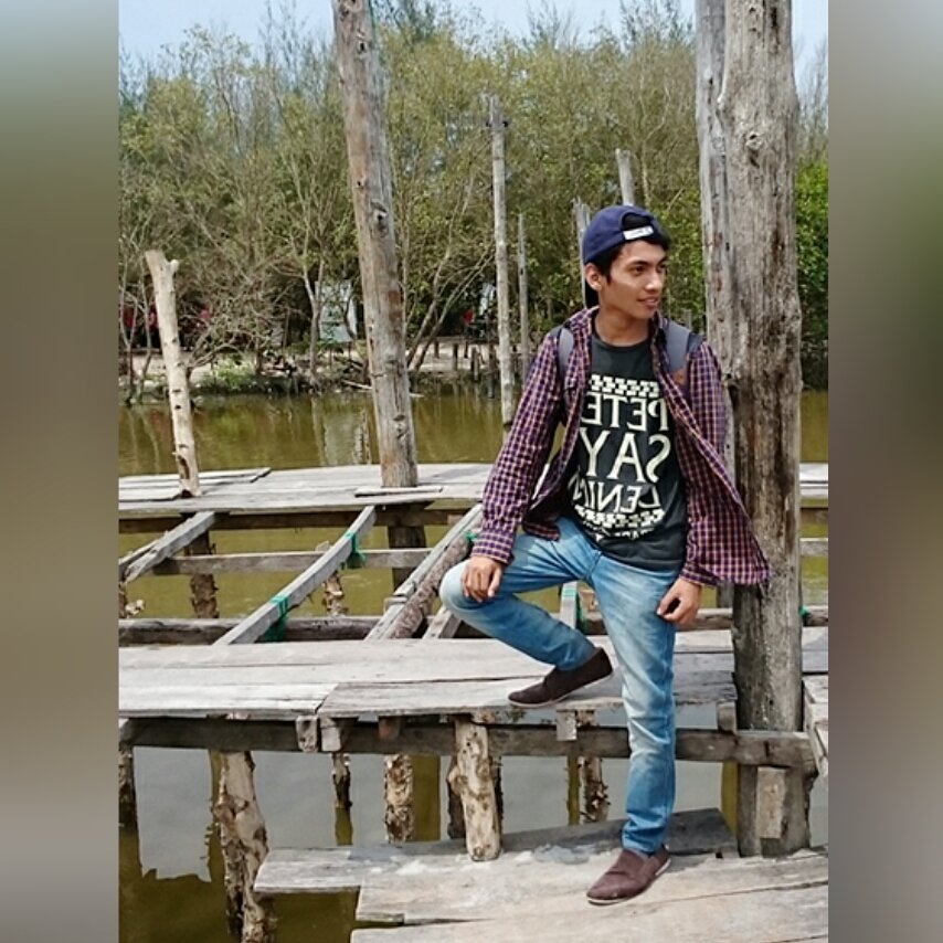 husinaroen's profile picture. berlarilah saat orang masih berjalan, terbanglah saat orang berlari dan jangan tertidur saat orang-orang sudah terbangun.