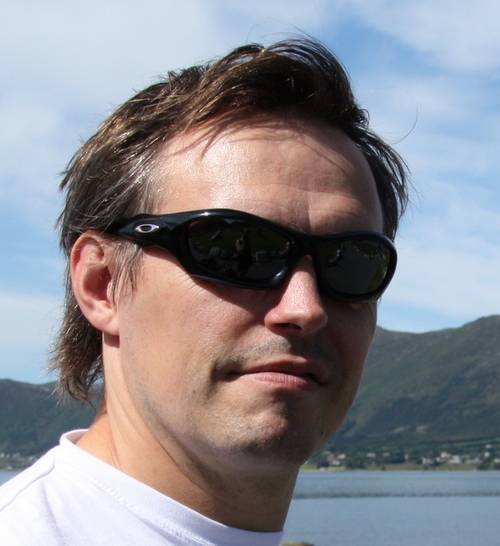 Jobber i NRK Møre og Romsdal, bl.a. som fotograf for lokale nyheter. MFK og LFC. Twitrer på eget ansvar og andres bekostning.