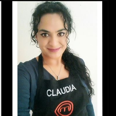Participante de MasterChef Colombia (Quinta Finalista), Politóloga, cantante, hija, tía, amiga. Apasionada por la cocina y enamorada de su tierra.🇨🇴🇨🇦