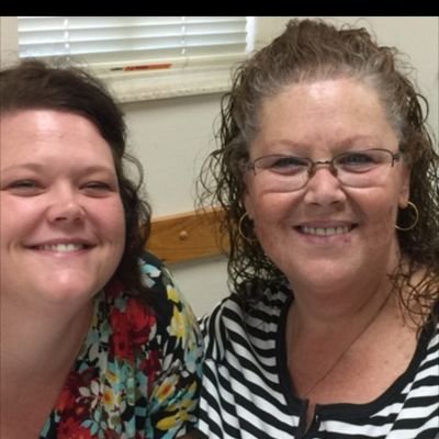 lindshowlett's profile picture. 