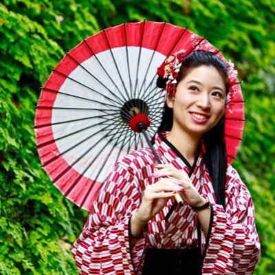 着物の和風シンガー🎵美術評論家🎨着物モデル👘🌸 Japanese singer🎵慶應義塾大学文学部卒🐤🍀童謡や浮世絵から曲作り😊学芸員資格と英語教員免許、FP2級、乳幼児食コーディネーター所有💮ノスタルジックラーメン大好き「ノスラー女子」🍜