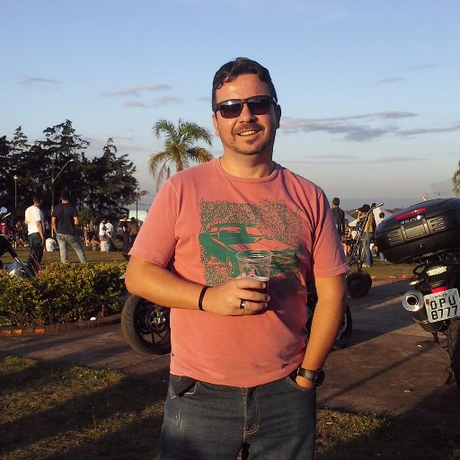 Amo a vida nos mínimos detalhes. Amo a simplicidade e a reciprocidade. Amo esportes,música e culinária. Sou amigo e Pai.