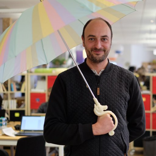 Entrepreneur militant, photographe, hypnothérapeute. Pas toujours dans cet ordre, parfois en même temps. founder of @coworkingre et Président du Minimistan