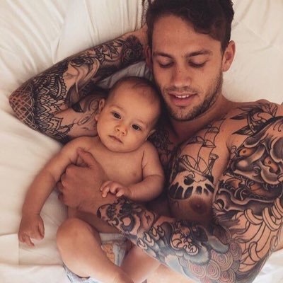 Vends-moi du rêve, je te volerai ton coeur. Si vous aimez ce que je fais suivez moi ! Fav mes tweets et retweets les !