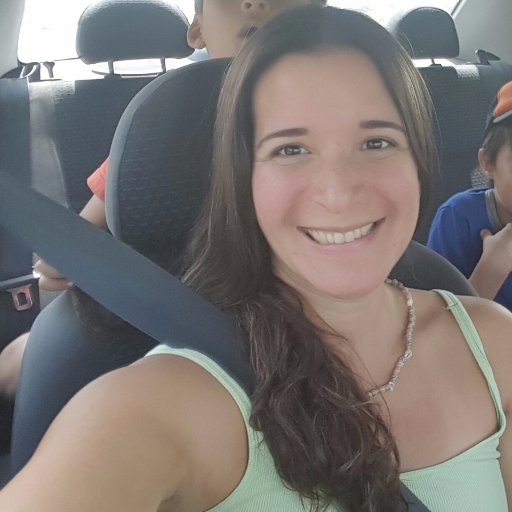 Ingeniera Empresarial de la UEES, trabajo en Fideicomisos, esposa feliz y madre atareada de 3 hijos