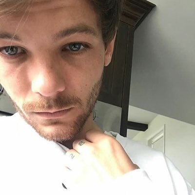 shawnscxpcake's profile picture. Louis and Harry are in a glass closet. Everyone sees them, but they can't get out of it. ;) | Louis' girl, he's my smol bean.