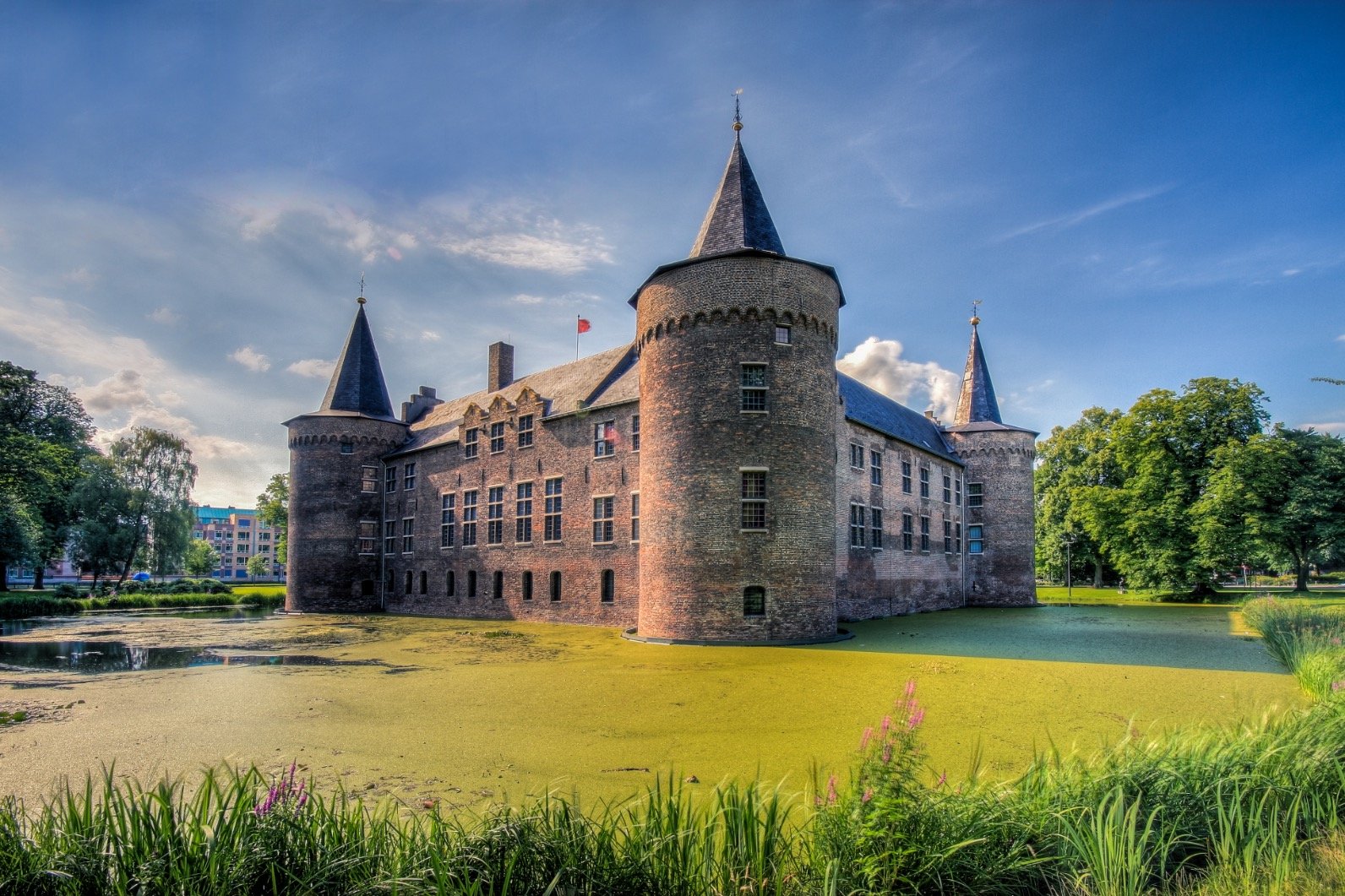 Kasteel Helmond is samen met de Kunsthal een locatie van Museum Helmond. Volg onze actuele tweets via @museumhelmond