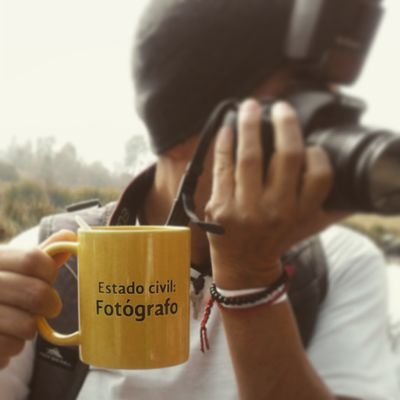 Fotógrafo! con experiencia en... jajaja mejor eso lo dejamos para un cafecito, hoy por hoy amo la fotografia, y me dedico a vivir y ser feliz!!!!